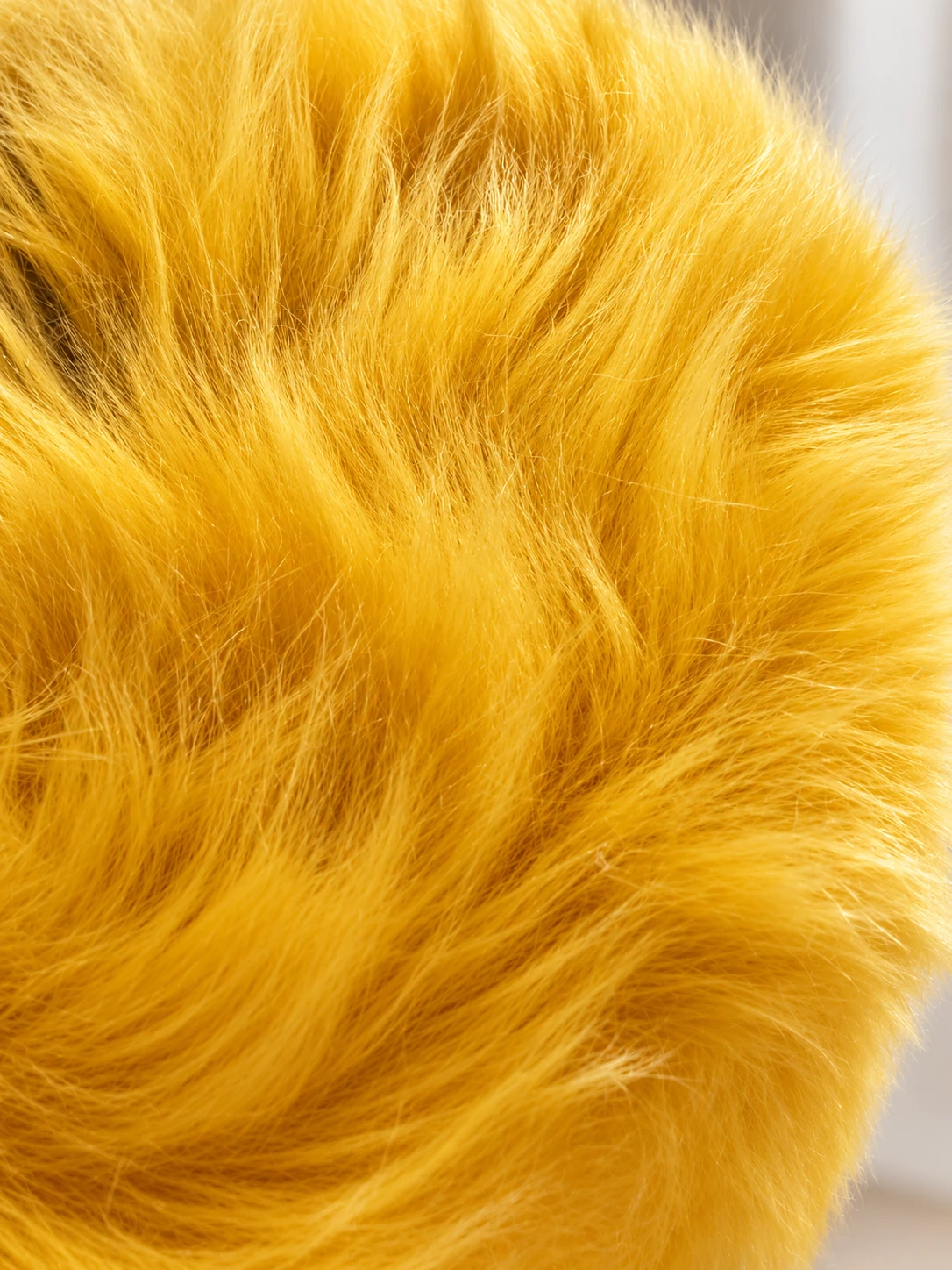 Citrondzeltena aitādas taburete ar ozolkoka kājām — vilnas šķiedru un dabiskā viļņojuma makroattēls